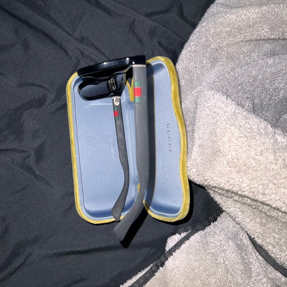 Gucci sunglasses has minor scratching on frame over all good condition - Picture 5 of 5